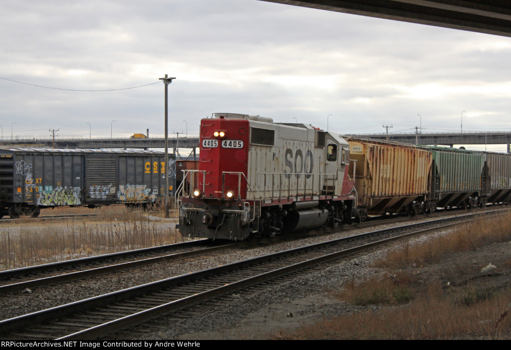 SOO 4405 departs for Sturtevant